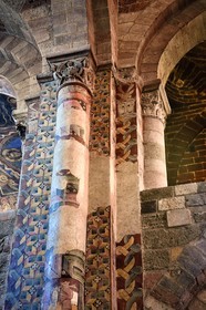 France, Haute-Loire (43), Brioude, la Basilique Saint-Julien de Brioude de style roman auvergnat, piliers de l'avant nef surmontées de chapiteaux ornés de motifs et recouverts de fresques