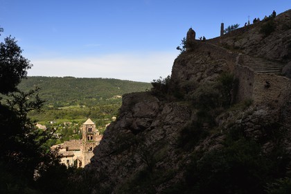 France, Alpes-de-Haute-Provence (04), Parc Naturel Régional du Verdon, Moustiers-Sainte-Marie, labellisé Les Plus Beaux Villages de France, escalier en pierre du chemin de Croix qui monte à la chapelle Notre-Dame de Beauvoir et l'église Notre-Dame-de-l'Assomption avec son clocher du XIIe siècle