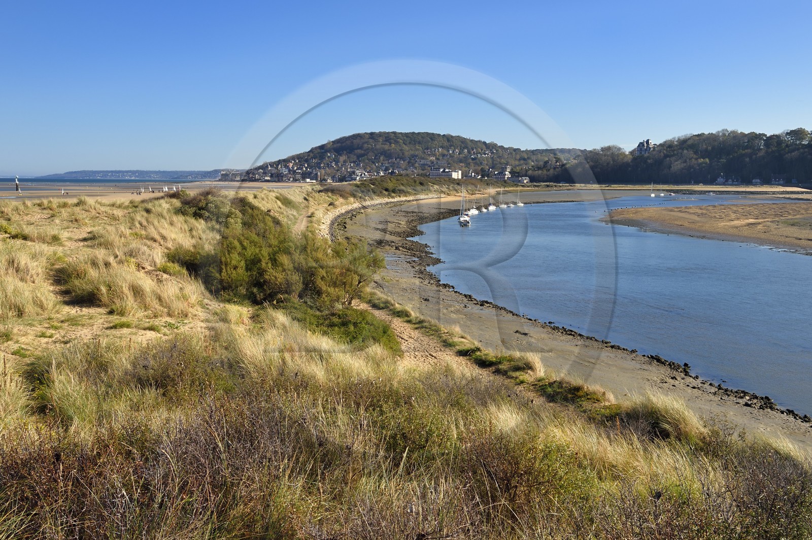 France, Calvados (14), Pays d'Auge, la côte Fleurie, Cabourg, les dunes de la plage de la station balnéaire et sur la droite la Dives qui rejoint l'océan France, Calvados (14), Pays d'Auge, la côte Fleurie, Cabourg, les dunes de la plage de la station balnéaire et sur la droite la Dives qui rejoint l'océan