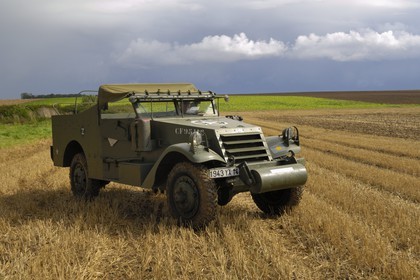 France, Calvados (14), Caen, Jean-Pierre Benamou président de Dday academy fait visiter les sites du débarquement en matériel militaire, ici en white scout-car M3A1