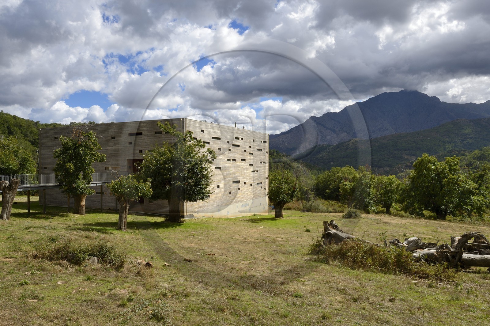 France, Haute-Corse (2B), Balagne, Le Giussani, Pioggiola, l'espace culturel (théâtre, danse, lecture, cirque) de la Stazzona (la Forge) accueille l’Aria, l’association du comédien Robin Renucci