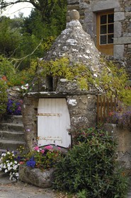 France, Manche, Cotentin, Cap de la Hague, Greville Hague, hamlet of Gruchy, well