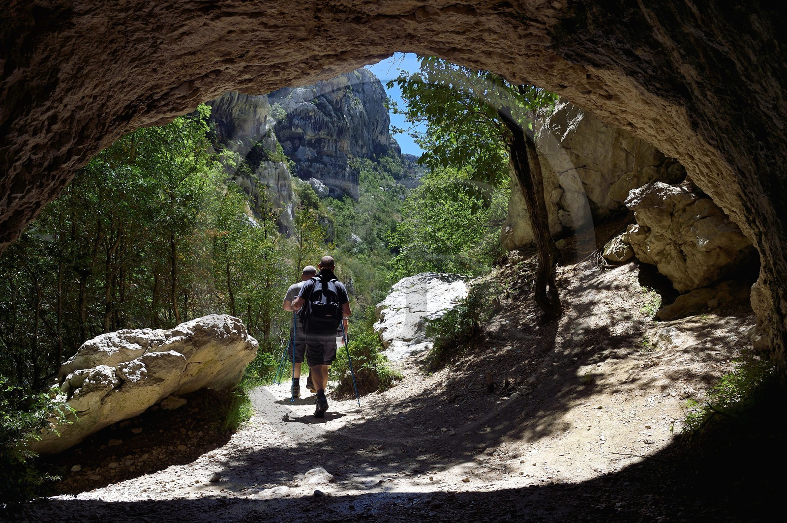 France, Alpes-de-Haute-Provence (04), Parc Naturel Régional du Verdon, Rougon, Grand Canyon du Verdon, le tunnel du Trescaire qu'emprunte le sentier Blanc-Martel sur le GR4 le long du couloir Samson
