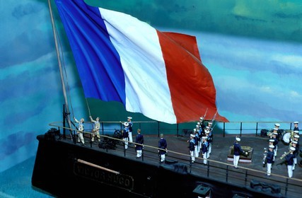 France, Finistère (29), Brest, Musée de la Marine, le drapeau français hissé sur la proue d'un bateau