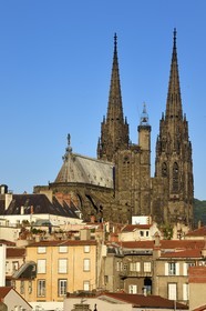 France, Puy-de-Dôme (63), Clermont-Ferrand, cathédrale Notre-Dame de l'Assomption du XIIIe siècle, les deux flèches de 90 m de hauteur dessinées par Viollet-le-Duc