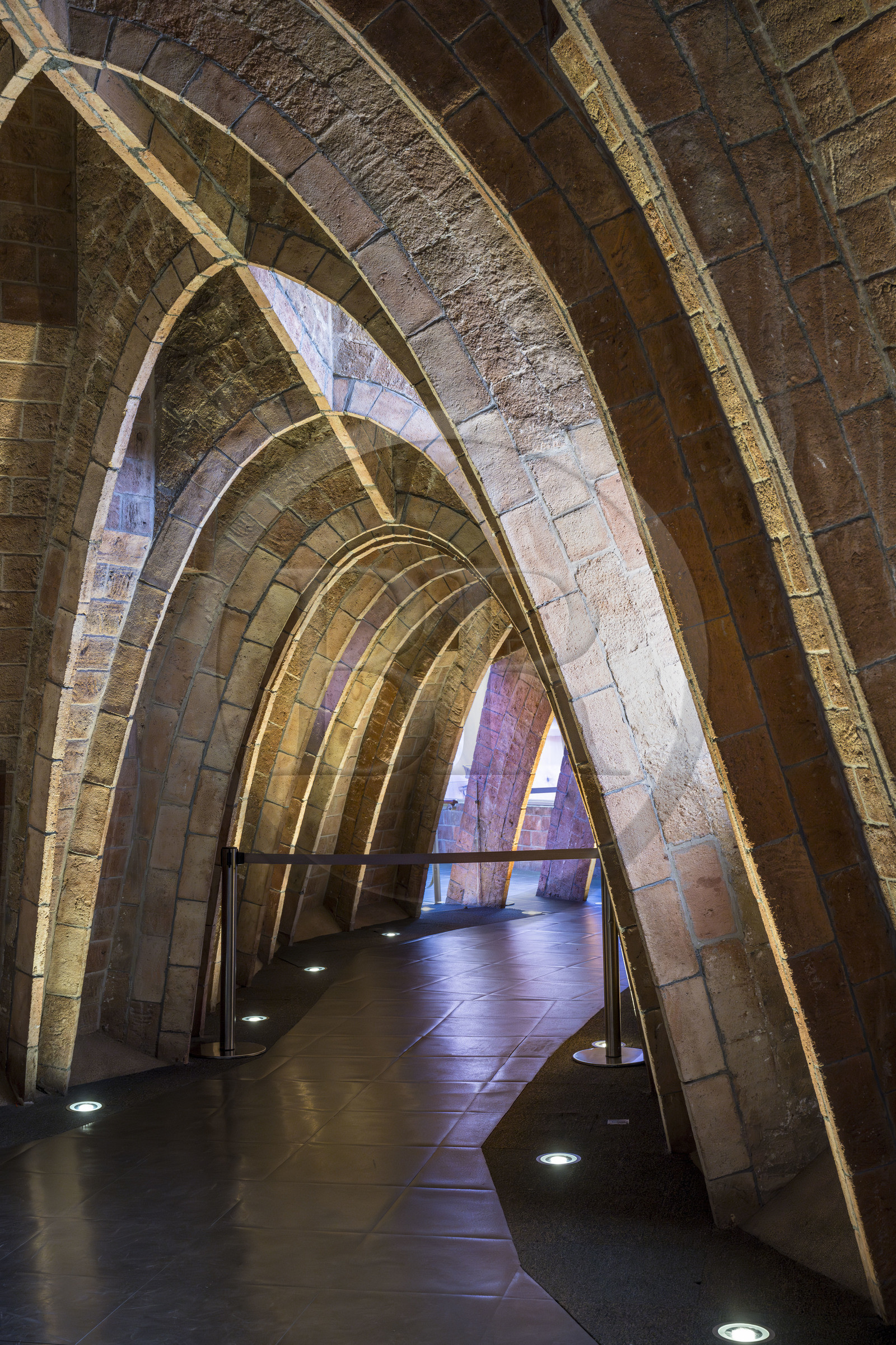Espagne, Catalogne, Barcelone, quartier de l'Eixample, Passeig de Gracia, Pedrera ou Casa Mila (1905-1910) de l'architecte du modernisme catalan Antoni Gaudi, site classé au Patrimoine Mondial de l'UNESCO, les voûtes en chaînette des combles
