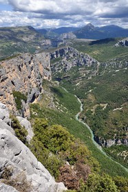France, Alpes-de-Haute-Provence (04), Parc Naturel Régional du Verdon, Grand Canyon du Verdon, La-Palud-Sur-Verdon, point de vue de la Dent d’Aire, la falaise de l’Escalès sur la gauche et le Robion (montagne pyramidale) en arrière plan