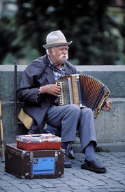 République Tchèque, Prague, joueur d'accordéon sur le Pont Charles