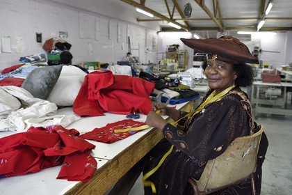 Namibie, région de Khomas, Windhoek, township de Katutura, Naomie couturière au craft center de Penduka Village en habit traditionnel Herero