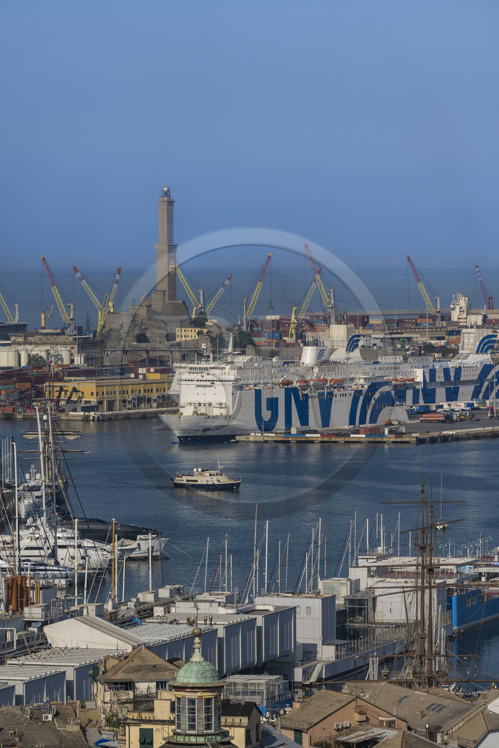 Italie, Ligurie, Gênes, le port de commerce et le terminal des ferries dominés par le phare de la Lanterna