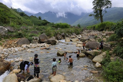 Vietnam, province de Lao Cai, région Nord-Ouest de Sapa, village de Mong Xoa de la minorité Hmong Bleu, les enfants se baignent et se lavent dans la rivière