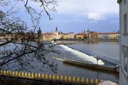 République Tchèque, Prague, quartier de Kampa, 34 pingouins jaunes sur la rivière Vltava installés par le groupe d'artistes Cracking Art Group au pied du musée Kampa