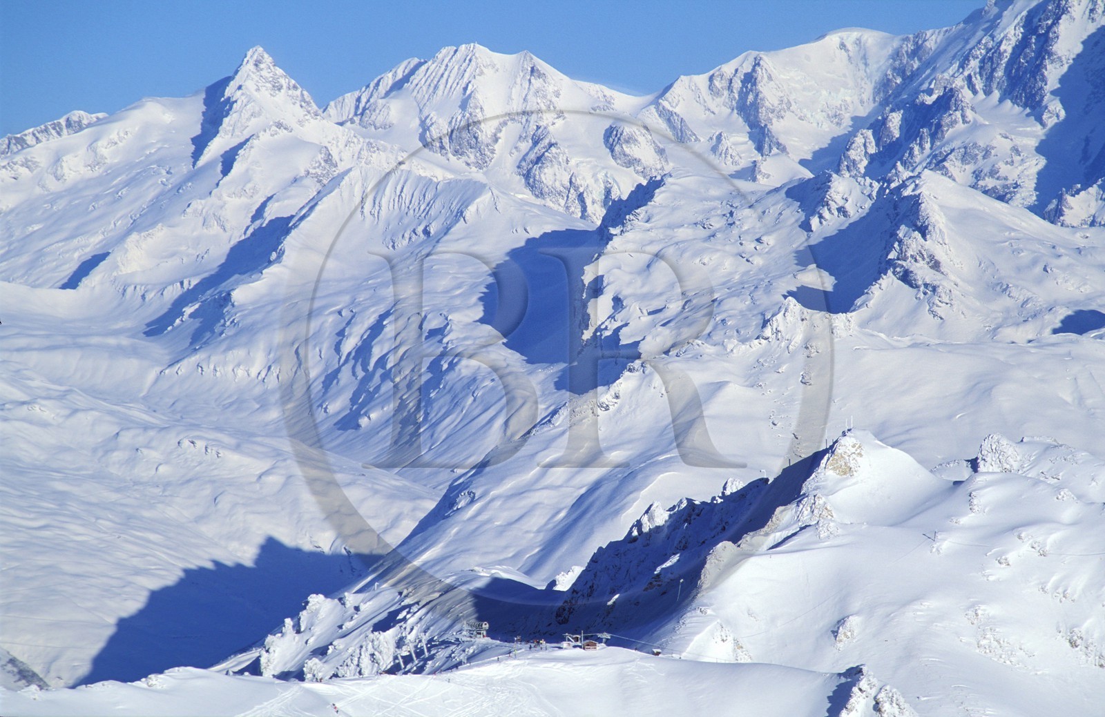 France, Savoie (73), massifs enneigés près de la station des Arcs