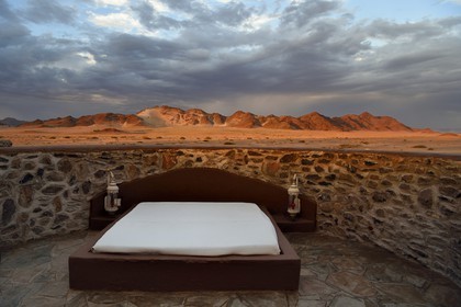Namibie, région de Hardap, désert du Namib à l'Est du parc national Namib Naukluft vers Sossusvlei, l'hotel Mirage Resort & Spa, chambre à ciel ouvert