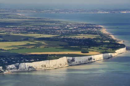 Royaume-Uni, Angleterre, Kent, baie de St.Margaret, falaises blanches de Douvres (vue aérienne)