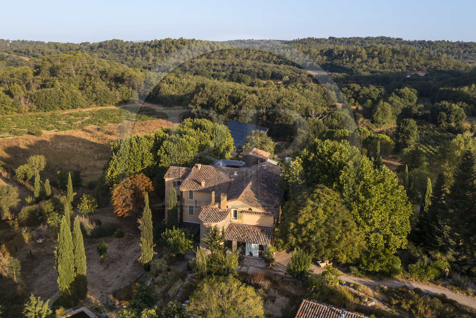 France, Var (83), Provence Verte, Bras, vers Saint-Maximin-la-Sainte-Baume, la maison d'hotes Le Peyrourier - une campagne en Provence (vue aérienne)