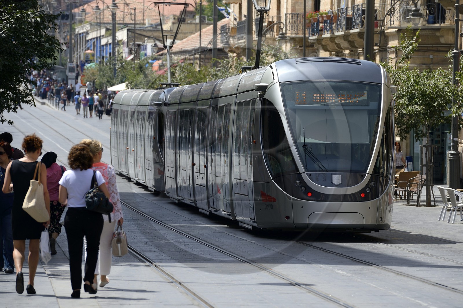 Israel, Jérusalem, le tramway sur Jaffa Road, il dessert la ville de Jérusalem et une partie de la Cisjordanie, la ligne s'étend sur 13,9 kilomètres pour 23 stations et fut mise en service le 19 aout 2011