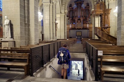 France, Haute-Loire (43), Le Puy-en-Velay, étape des chemins de Compostelle, la cathédrale Notre-Dame-de-l'Annonciation du XIIe siècle classée Patrimoine Mondial de l'UNESCO, la messe des pèlerins où sont bénis tous les matins à 7h pendant la saison estivale les marcheurs en route vers Compostelle, pélerins empruntant l'escalier sortant de sous la nef directement à l'extérieur