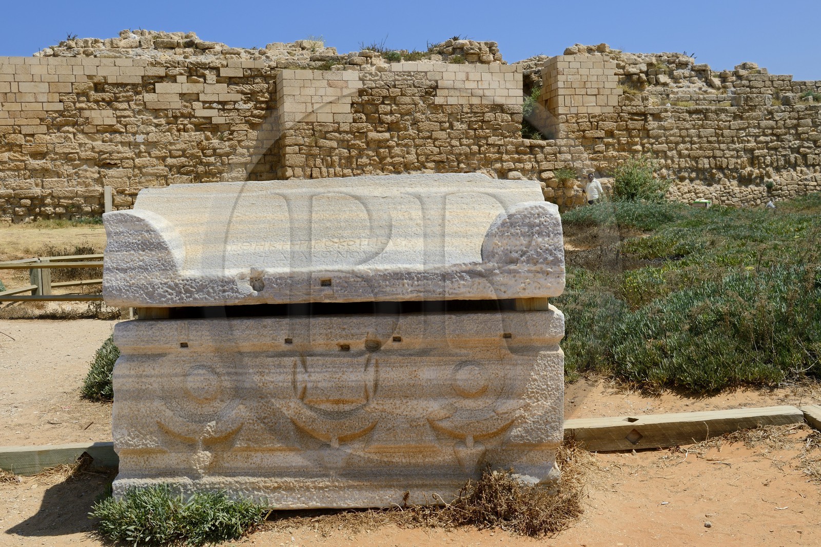 Israël, district d'Haifa, Césarée (Caesarea Maritima), ruines de Césarée, sarcophage devant le mur extérieur du Palais d'Hérode 1er Le Grand
