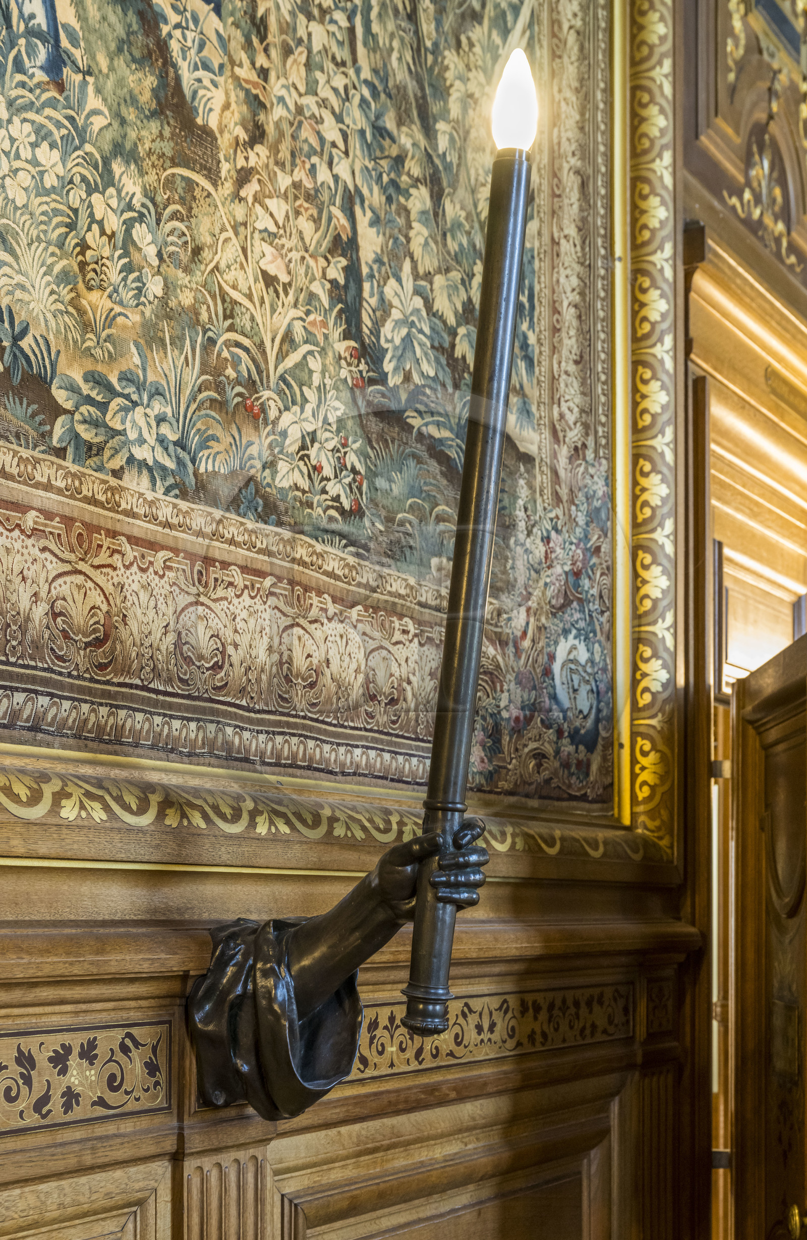France, Oise (60), Chantilly, le chateau de Chantilly, le musée Condé, la Galerie des Cerfs, une des mains fixées au mur supportant des torchères