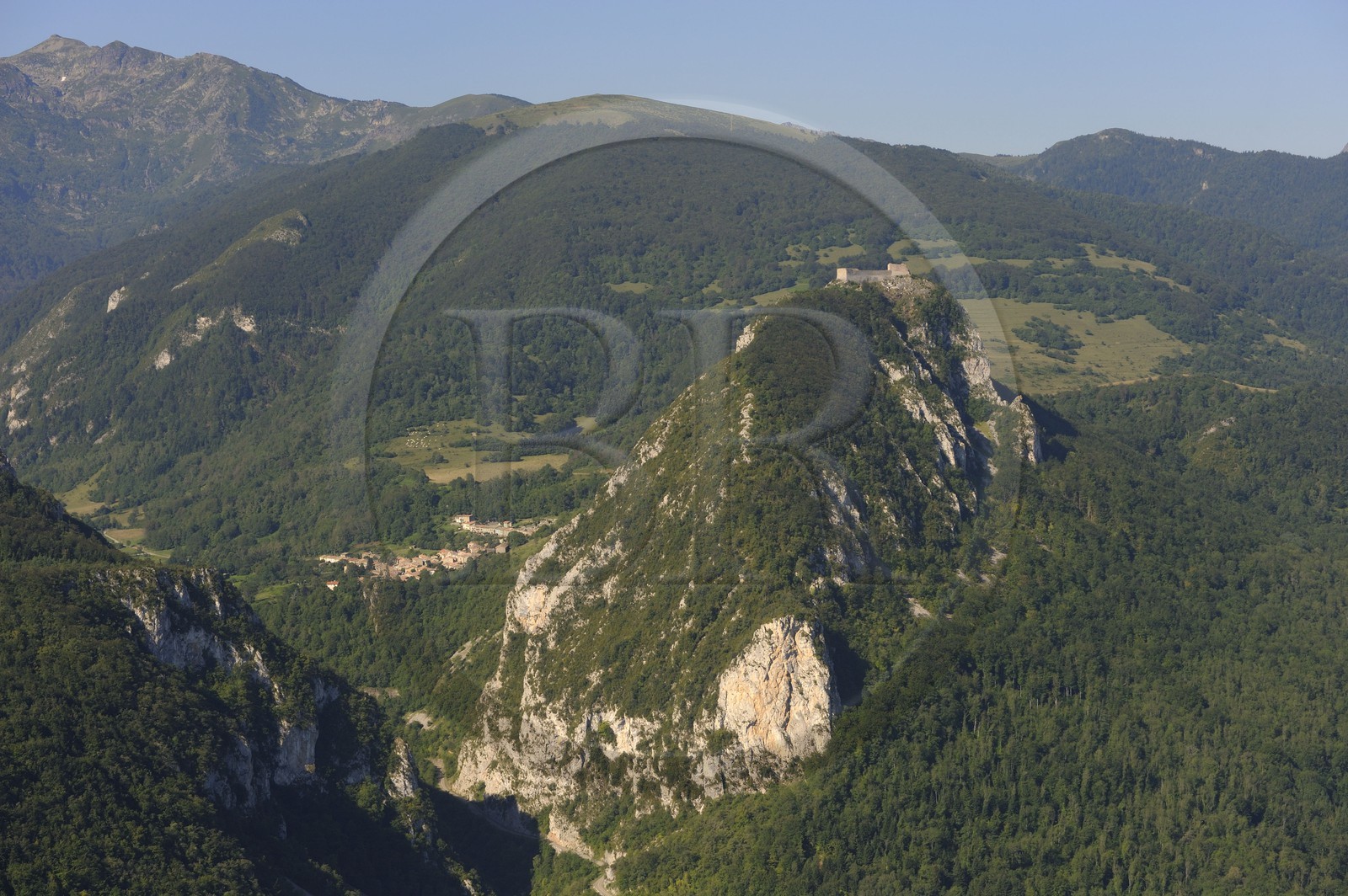 France, Ariège (09), Pays d' Olmes, château cathare de Montségur perché sur un pog et les Pyrénées (vue aérienne)