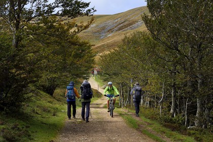 Spain, Basque Country, Navarra, Camino de Santiago (the Way of St. James) between Saint Jean Pied de Port and Roncesvalles, pilgrims at the Izandorre Refuge at the Lepoeder pass
