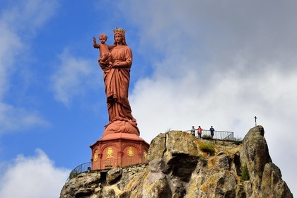 France, Haute-Loire (43), Le Puy-en-Velay, étape classée Patrimoine Mondial de l'UNESCO dans le cadre des chemins de Compostelle, la statue de Notre-Dame de France (de 1860) au sommet du Rocher Corneille