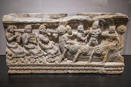France, Gard (30), Nîmes, Musée de la Romanité, urne cinéraire étrusque en albatre représentant Ulysse et les sirènes (Volterra IIème siècle av. J.-C.)(exposition temporaire)