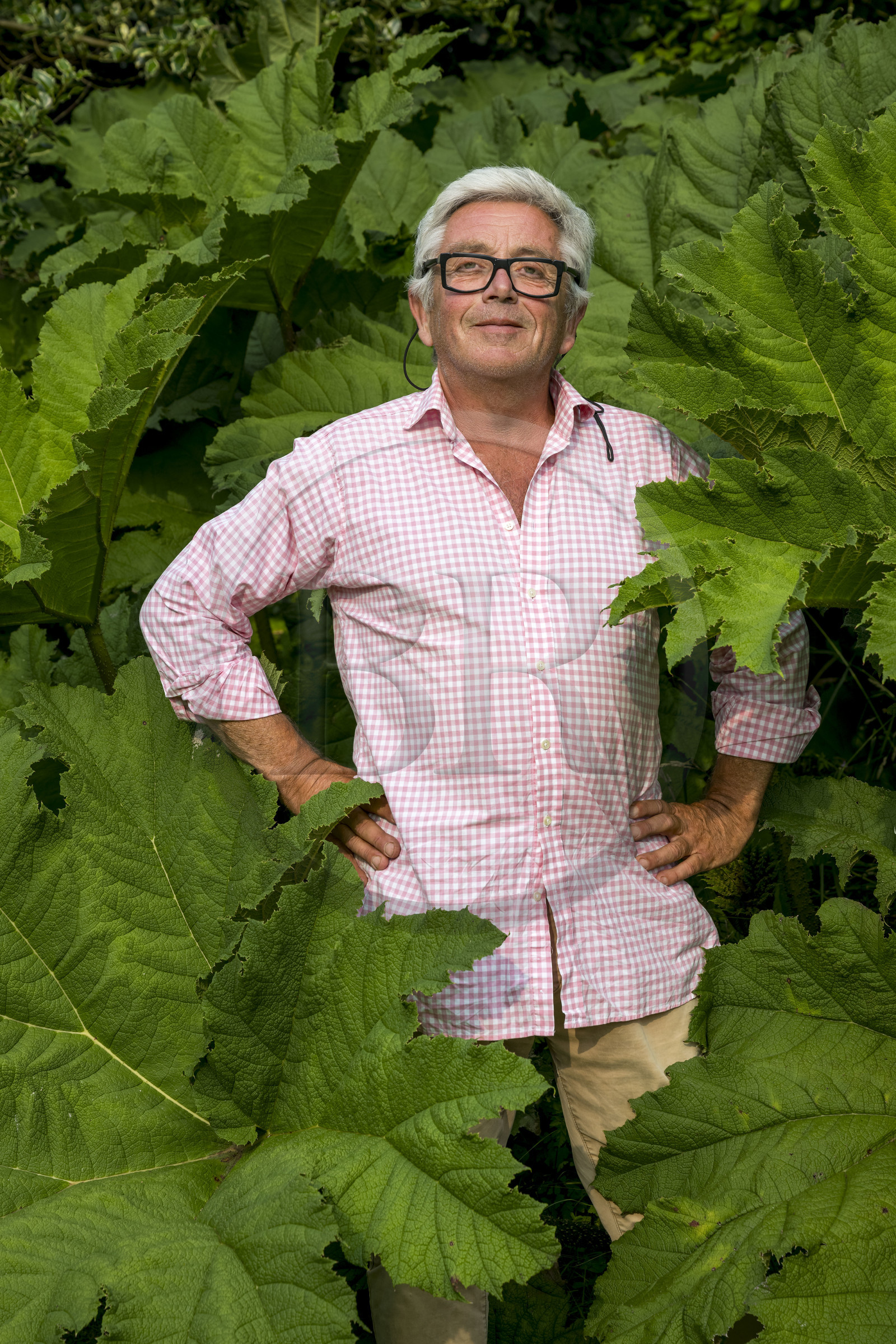 France, Finistère (29), Pays des Abers, Lannilis, l'artiste peintre Loic Madec devant son atelier de Prat-Ar-Coum en bordure de l'Aber Benoit France, Finistère (29), Pays des Abers, Lannilis, l'artiste peintre Loic Madec devant son atelier de Prat-Ar-Coum en bordure de l'Aber Benoit