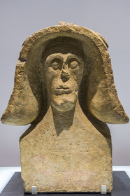 France, Gard (30), Nîmes, Musée de la Romanité, buste masculin volque avec torque et pectoral incisés, décor incisé et peint sur le torse VIIème-VIème siècle av. J.-C.