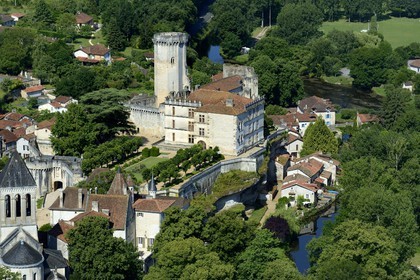 France, Dordogne (24), Périgord Vert, Bourdeilles, le chateau dominant le village et la Dronne (vue aérienne)