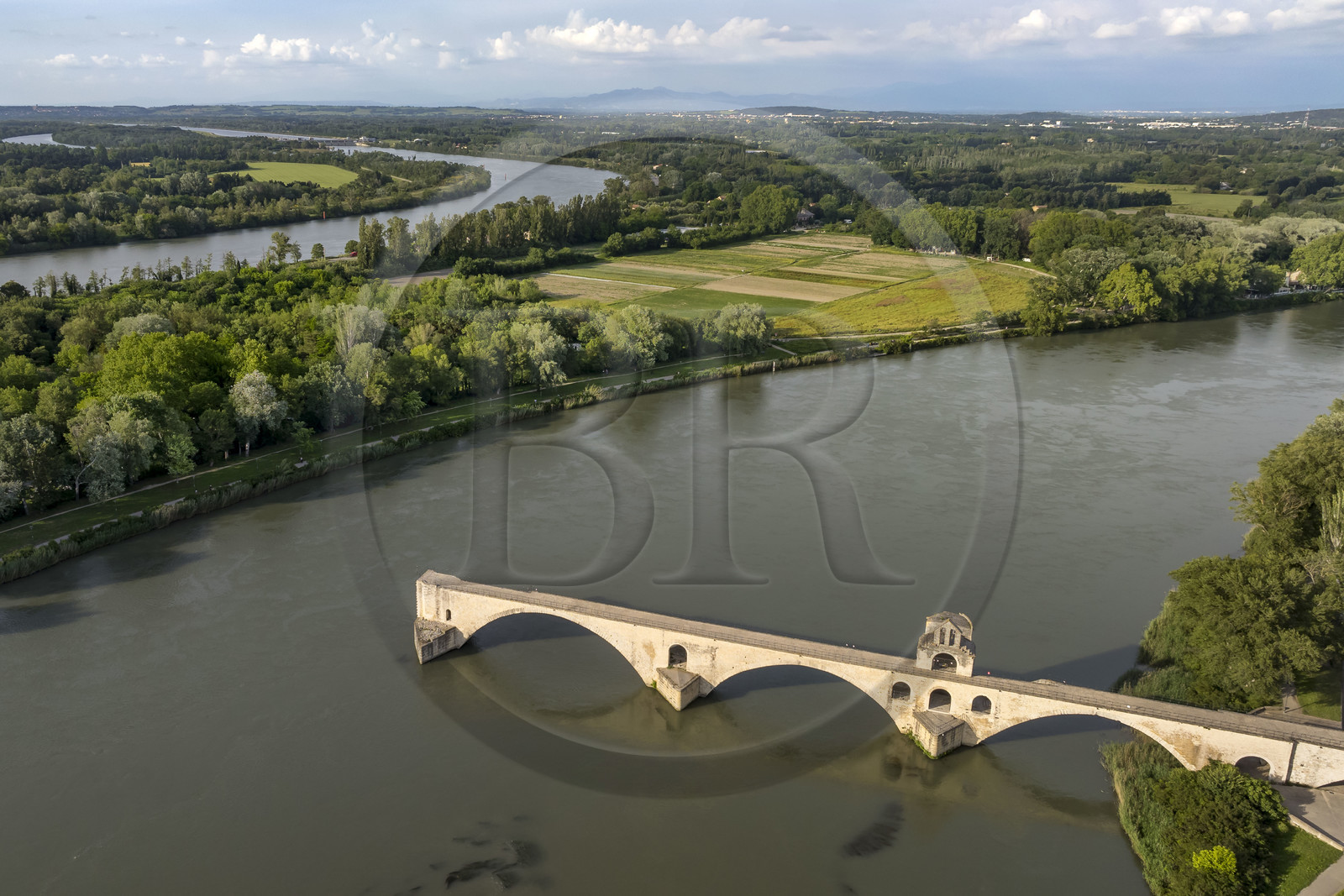 France, Vaucluse (84), Avignon, le pont Saint-Bénézet (pont d'Avignon) et l'Ile de la Barthelasse entre les deux bras du Rhône (vue aérienne)