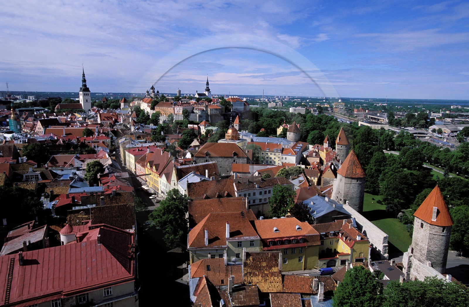 Estonie (Pays Baltes), région de Harju, Tallinn, capitale européenne de la culture 2011, butte de Toompea, la ville haute domine la vieille ville entourée de remparts