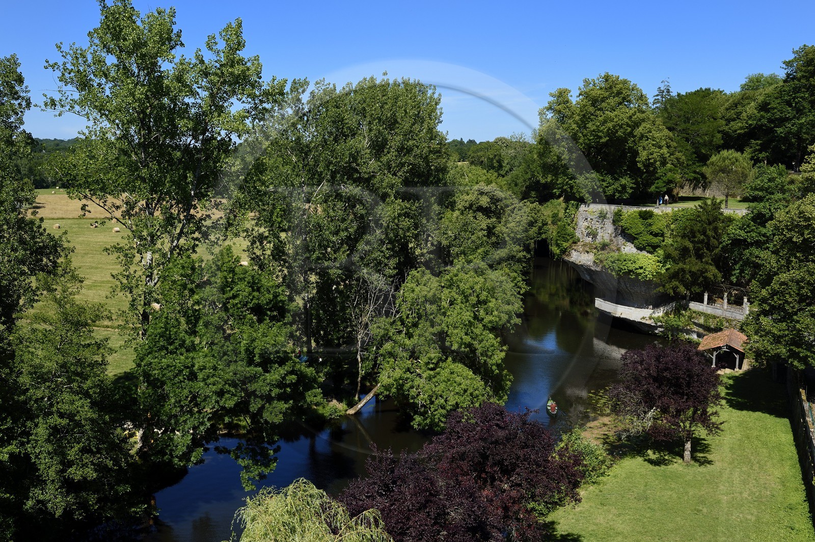 France, Dordogne (24), Périgord Vert, Bourdeilles, la Dronne vue du chateau