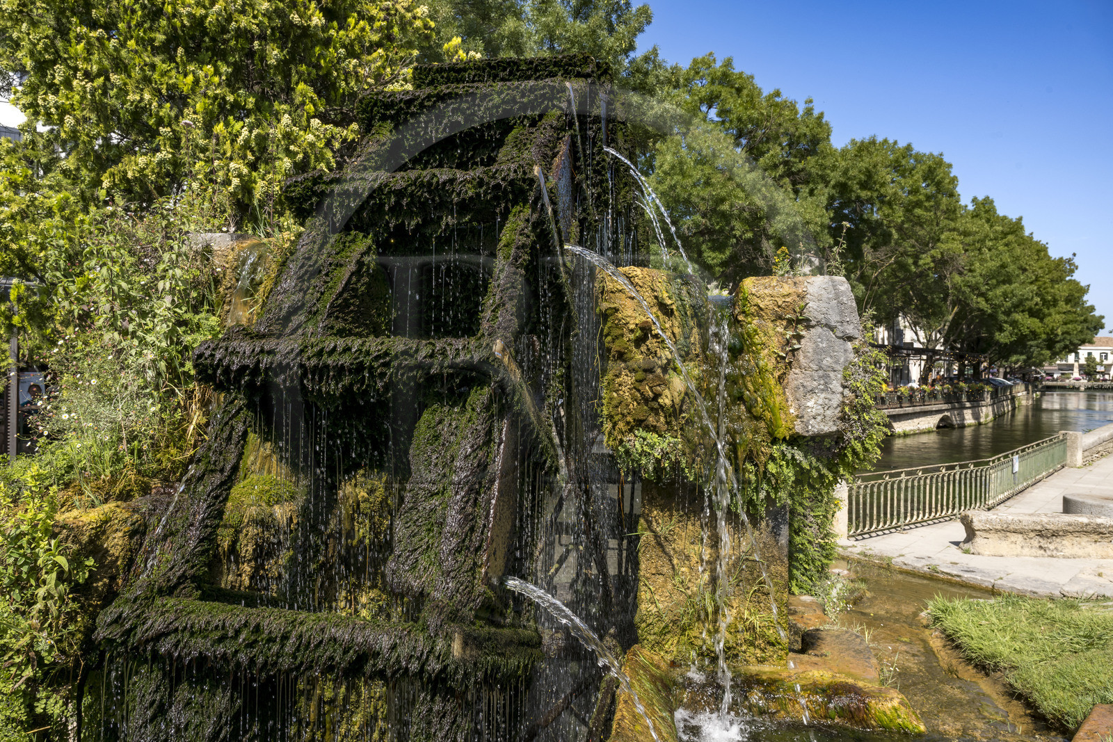 France, Vaucluse (84), L'Isle-sur-la-Sorgue, place René Char, roue à aube autrefois destinée à distribuer l'eau dans différents canaux