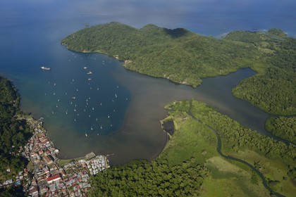 Panama, province de Colon, Portobelo, classé Patrimoine Mondial de l'UNESCO et sa baie (vue aérienne)