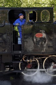 France, Alpes-Maritimes (06), Puget Théniers, Daniel Bonneau bénévole du G.E.C.P. qui restaure et exploite le Train des Pignes, aujourd'hui mécanicien (et donc conducteur) de locomotive