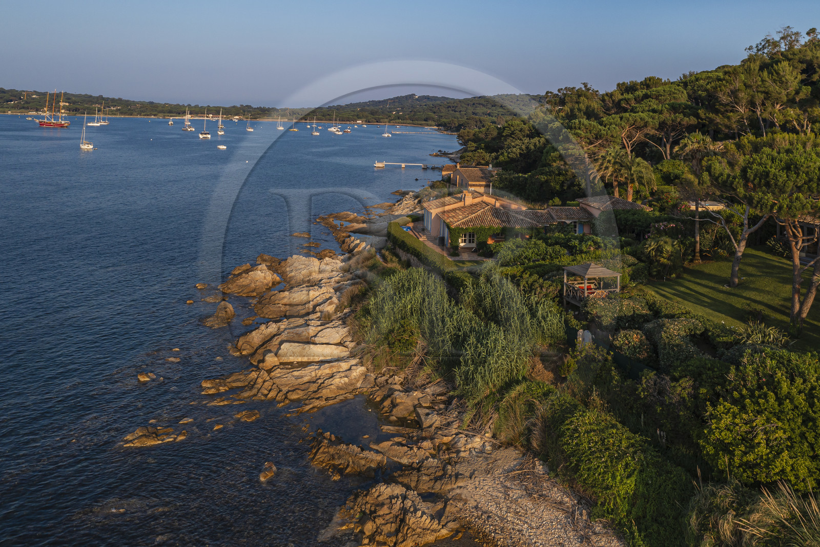 France, Var (83), Saint-Tropez, sentier des Graniers à l'Est de la ville (vue aérienne)