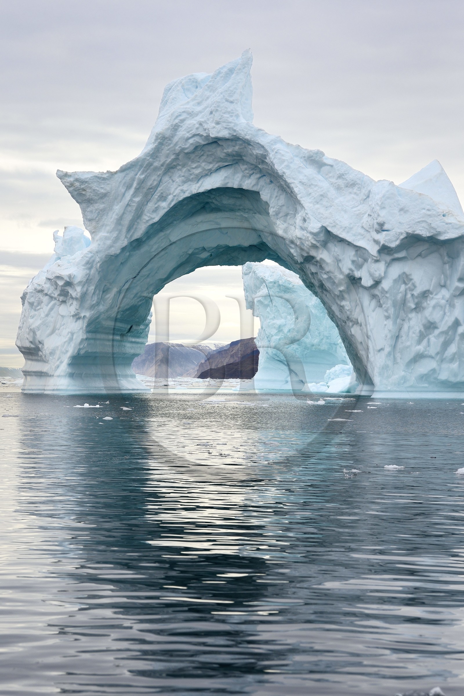 Groenland, cote Nord-Ouest, mer de Baffin, Inglefield Fjord vers Qaanaaq, iceberg formant un arche