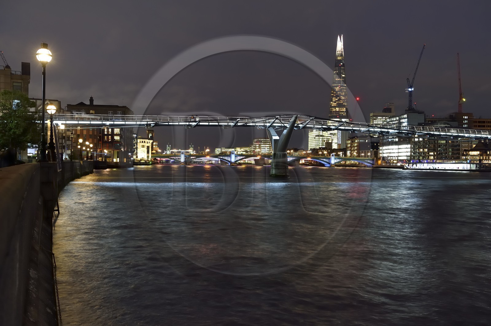 Royaume-Uni, Londres, le pont du millénaire ou Millenium Bridge, le pont de London Bridge et The Shard, la plus haute tour de Londres en arrière-plan par Renzo Piano