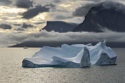 Groenland, cote ouest, baie de Baffin, iceberg dans le fjord Uummannaq
