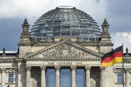 Allemagne, Berlin, le Reichstag avec le dome en verre du Bundestag (parlement allemand depuis 1999) de l'architecte Sir Norman Foster