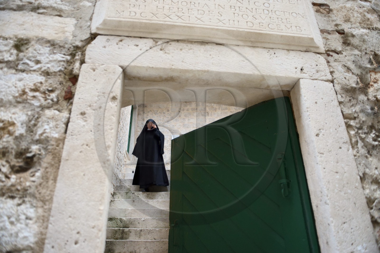 Croatie, Dalmatie, côte dalmate, Sibenik, Couvent Sainte-Lucie (samostan sv. Luce), nonne au téléphone venant à la porte principale, soeur Fortunata