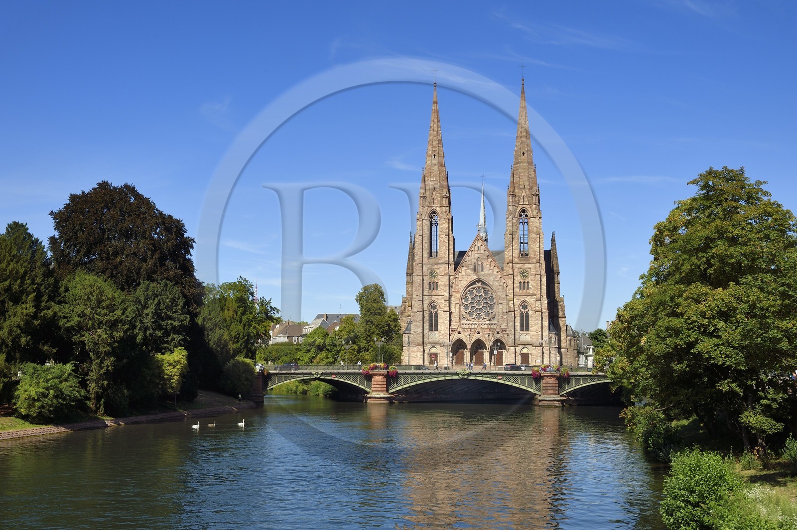 France, Bas-Rhin (67), Strasbourg, Quartier de la Neustadt datant de la période allemande classé au Patrimoine Mondial de l'UNESCO, église protestante Saint-Paul et le pont d'Auvergne enjambant l'Ill