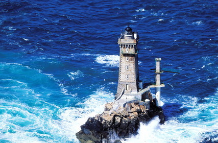 France, Finistère (29), le phare de le vieille au large de la Pointe du Raz (vue aérienne)