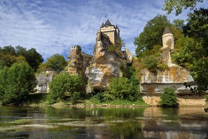 France, Dordogne, Périgord Noir, Thonac, the Belcayre castle on its rocky outcrop along the Vezere river