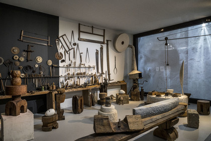 France, Paris (75), quartier des Halles, le Centre Pompidou aussi apellé Beaubourg, Musée National d'Art Moderne (MNAM), exposition retrospective Brancusi, reconstitution partielle de l'atelier de Brancusi impasse Ronsin, outils et forge de l'artiste