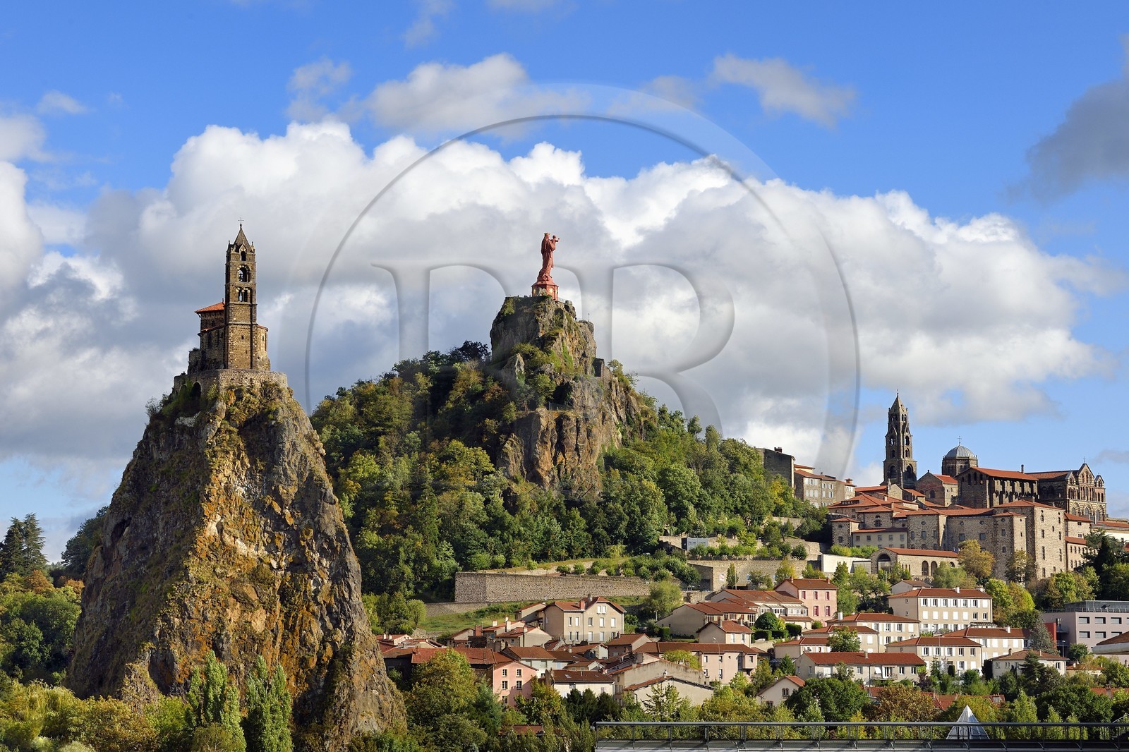 France, Haute-Loire (43), Le Puy-en-Velay, étape classée Patrimoine Mondial de l'UNESCO dans le cadre des chemins de Compostelle, vue sur la ville avec la Chapelle Saint-Michel d'Aiguilhe perchée sur un piton volcanique à gauche, la statue Notre Dame de France (de 1860) sur le Rocher Corneille surplombant la cathédrale Notre Dame de l'Annonciation du XIIe siècle à droite
