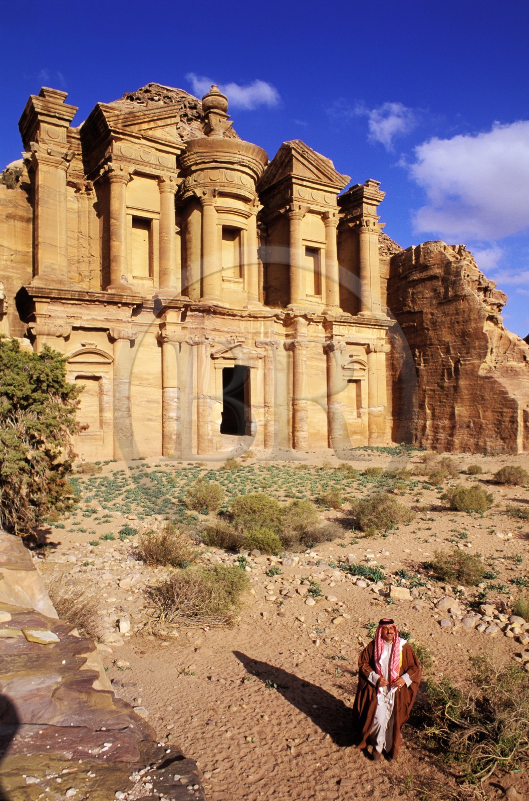 Jordanie, Petra, Ed Deir (le Monastère) sculpté dans le grès est une structure de 45x42 m d'un bloc