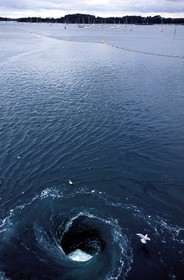 France, Ille-et-Vilaine (35), Saint-Malo, tourbillon au barrage sur la Rance à l' usine Marémotrice EDF